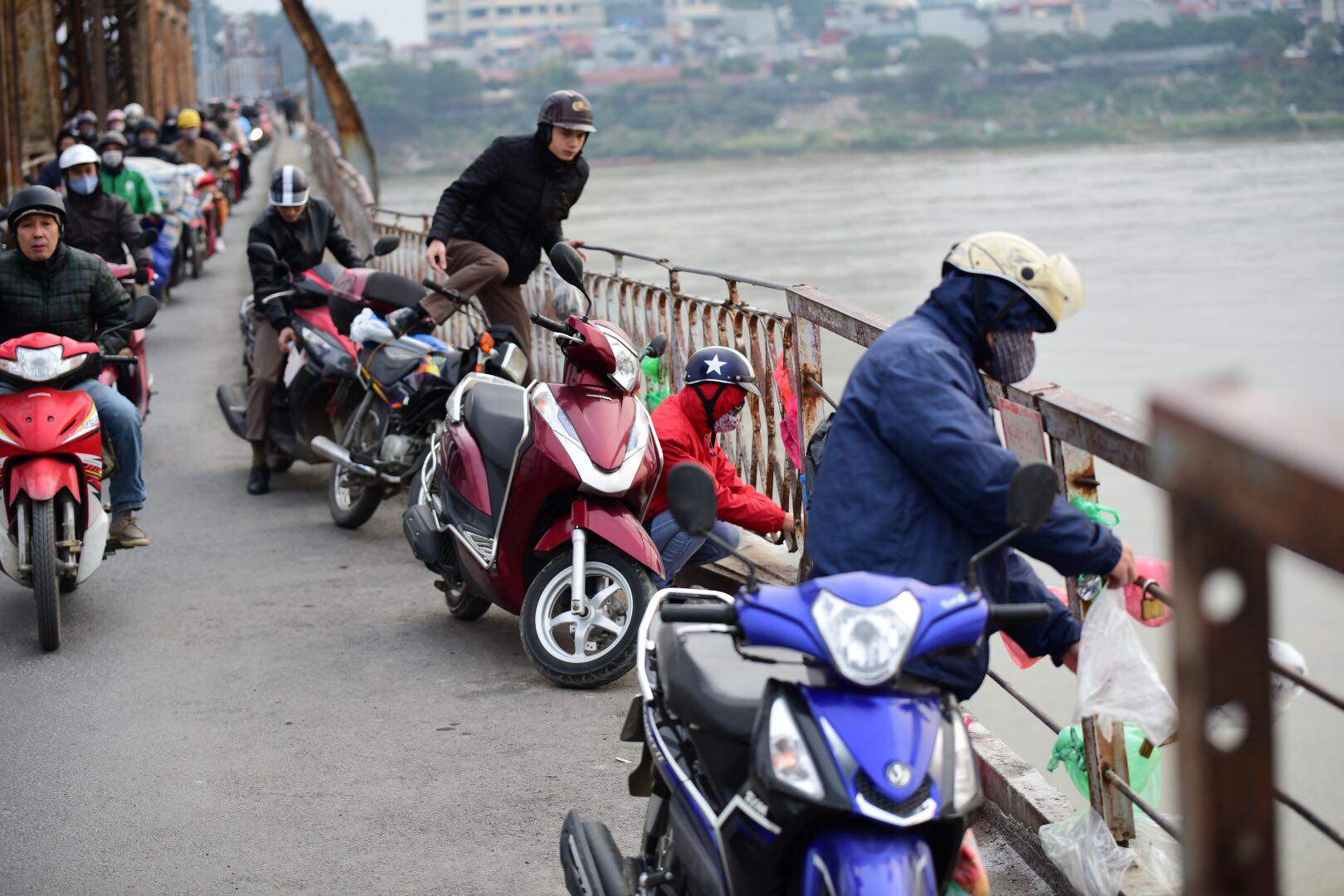 Tết ông Táo: Rét cắt da, em bé theo cha đi thả cá chép sáng sớm Tết ông Táo: Rét cắt da, em bé theo cha đi thả cá chép sáng sớm